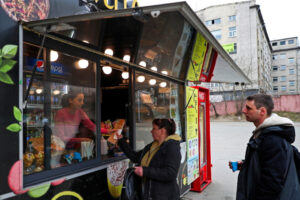 W Kijowie przez wojnę skrócono sezon grzewczy, ale otwiera się coraz więcej kawiarni i restauracji