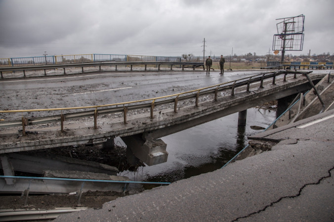 Zniszczony most w mieście Bucza niedaleko Kijowa, Ukraina, 03.04.2022 r. (OLEKSANDR RATUSHNIAK/PAP/EPA)