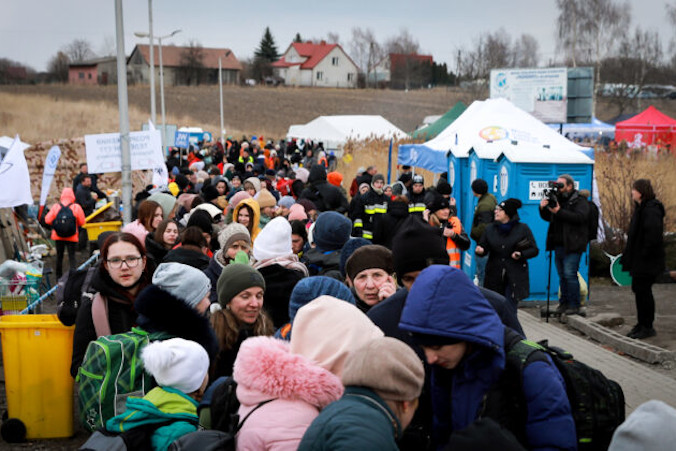 Uchodźcy z Ukrainy czekają na autobus jadący dalej na zachód po przybyciu do Polski przez przejście graniczne w Medyce, 10.03.2022 r. (Charlotte Cuthbertson / The Epoch Times)