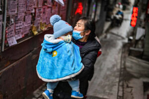 Przymusowe rozdzielanie rodziców i dzieci wywołuje oburzenie w objętym lockdownem Szanghaju