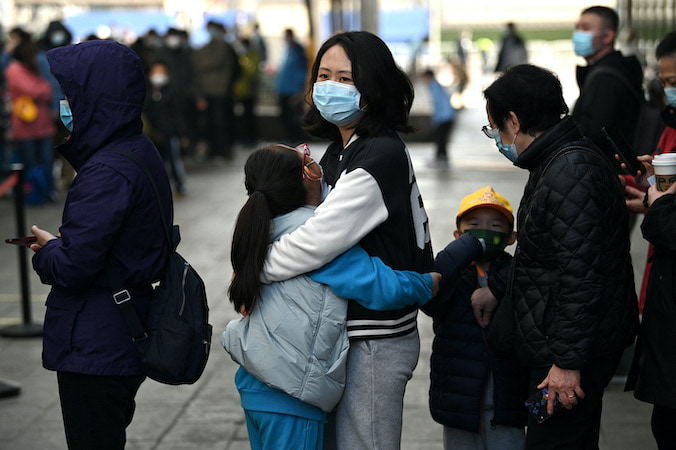Ludzie stoją w kolejce do badań na obecność koronawirusa COVID-19 w związku z rekordowym wzrostem liczby zachorowań w Chinach, Pekin, 14.03.2022 r. (Noel Celis/AFP via Getty Images)