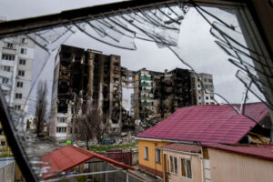 Zniszczony blok mieszkalny na głównej ulicy w mieście Borodzianka, obwód kijowski, Ukraina, 5.04.2022 r. (OLEG PETRASYUK/PAP/EPA)