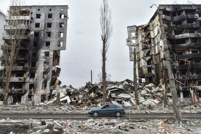 Zniszczony blok mieszkalny na głównej ulicy w mieście Borodzianka k. Kijowa, Ukraina, 5.04.2022 r. (OLEG PETRASYUK/PAP/EPA)