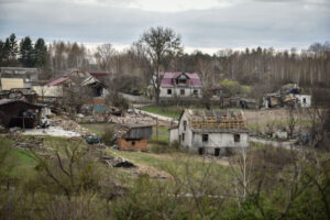Zniszczone domy we wsi Kuchari w rejonie Kijowa, Ukraina, 19.04.2022 r. (OLEG PETRASYUK/PAP/EPA)