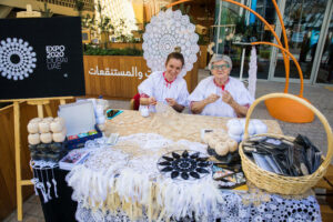 Edyta Waszut i Sabina Ligocka prezentują sztukę heklowania na Expo 2020 w Dubaju (fot. dzięki uprzejmości Lucyny Ligockiej-Kohut)