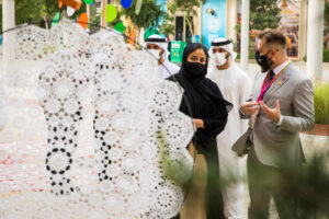 Arabska księżniczka Sheikha Mozah zwiedza wystawę z komisarzem pawilonu Adrianem Malinowskim (fot. dzięki uprzejmości Lucyny Ligockiej-Kohut)