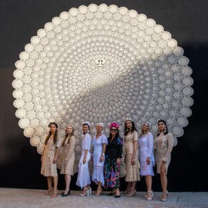 Koronkowa kolekcja sukienek na tle Największej Koronki Koniakowskiej Świata na Expo 2020 w Dubaju (fot. dzięki uprzejmości Lucyny Ligockiej-Kohut)