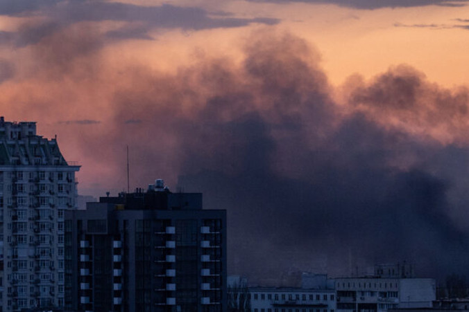 Dym unoszący się o zachodzie słońca po ataku rakietowym na Kijów, Ukraina, 28.04.2022 r. (John Moore / Getty Images)