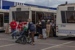 Osoby ewakuowane z zakładów Azowstal w Mariupolu i okolic po przybyciu autobusami do punktu ewakuacyjnego, Zaporoże, Ukraina, 3.05.2022 r. (ROMAN PILIPEY/PAP/EPA)