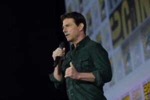 Aktor Tom Cruise niespodziewanie pojawił się w hali H, aby promować film „Top Gun: Maverick”, Convention Center podczas Comic-Con w San Diego, Kalifornia, 18.07.2019 r. (Chris Delmas/AFP via Getty Images)