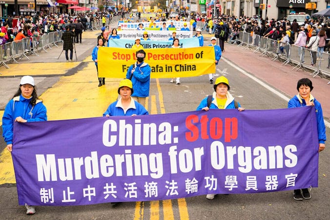 Praktykujący Falun Gong biorą udział w paradzie upamiętniającej 23. rocznicę pokojowego apelu 10 tys. praktykujących Falun Gong z 25 kwietnia w Pekinie, Flushing, Nowy Jork, 23.04.2022 r. (Larry Dye / The Epoch Times)