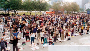 Praktykujący Falun Gong wykonują ćwiczenia w parku w Pekinie w 1998 r., zanim rozpoczęły się prześladowania (The Epoch Times)