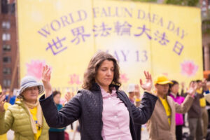 Maria podczas drugiego ćwiczenia Falun Dafa, obchody Światowego Dnia Falun Dafa na Union Square w Nowym Jorku 11.05.2017 r. (Larry Dye / The Epoch Times)