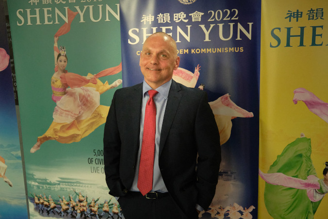 Pan Roman Pawlina oglądał przedstawienie Shen Yun Performing Arts w lubelskim Centrum Spotkania Kultur, 17.05.2022 r. (fot. Marek Sybilak)