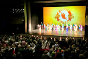Owacje na stojąco przy wypełnionej widzami sali po przedstawieniu Shen Yun Performing Arts w Sali Operowej Centrum Spotkania Kultur, Lublin, 17.05.2022 r. (Barbara Konieczna / The Epoch Times)