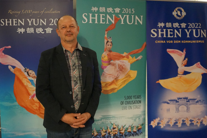 Pan Jacek Mac oglądał przedstawienie Shen Yun Performing Arts w lubelskim Centrum Spotkania Kultur, 19.05.2022 r. (The Epoch Times)