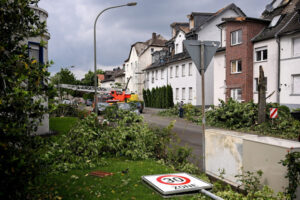Gruz, uszkodzone dachy i powalone drzewa w Paderborn, Niemcy, 21.05.2022 r. (SASCHA STEINBACH/PAP/EPA)