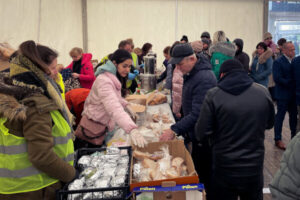 Wolontariusze z grupy Frontline Help for Ukraine udzielają pomocy humanitarnej uchodźcom z Ukrainy przybywającym na Dworzec Autobusowy Warszawa Zachodnia w Warszawie, 9.03.2022 r. (Charlotte Cuthbertson / The Epoch Times)