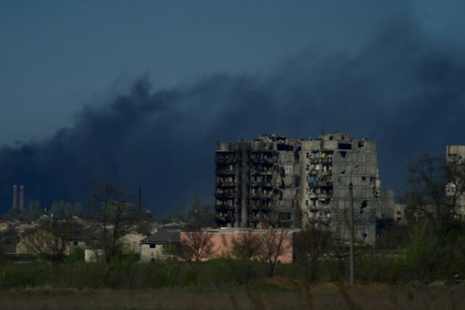 Dym unosi się z terenu huty stali Azowstal w Mariupolu na Ukrainie, 29.04.2022 r. (Andrey Borodulin/AFP via Getty Images)