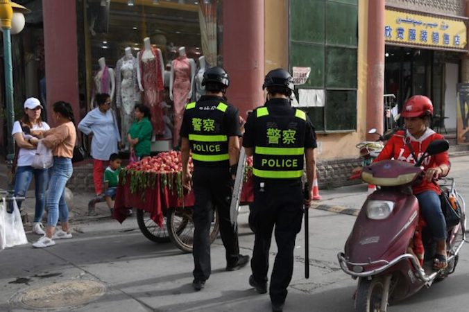 Policjanci patrolują miasto Kaszgar w Xinjiangu, zachodnim regionie Chin, 4.06.2019 r. (GREG BAKER/AFP via Getty Images)