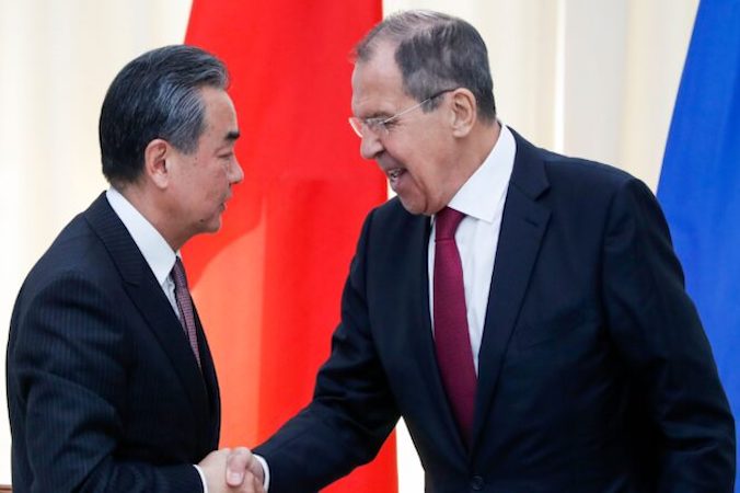 Minister spraw zagranicznych Rosji Siergiej Ławrow (po prawej) podaje rękę Wangowi Yi, swojemu odpowiednikowi z Chin, na zakończenie wspólnej konferencji prasowej, po spotkaniu w Soczi, Rosja, 13.05.2019 r. (Pavel Golovkin/AFP via Getty Images)