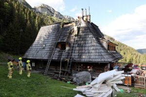 Miejsce pożaru schroniska na Hali Kondratowej w Tatrach, 31.05.2022 r. (Grzegorz Momot / PAP)