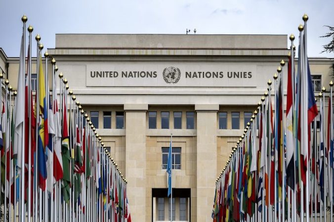 Flagi na trawniku przed Pałacem Narodów, w którym mieści się Biuro ONZ w Genewie, 15.09.2015 r. (Fabrice Coffrini/AFP/Getty Images)
