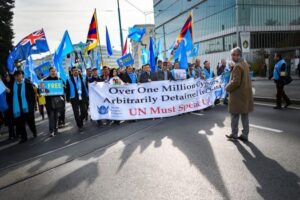 Ujgurzy i Tybetańczycy demonstrują przeciwko Chinom przed budynkiem Organizacji Narodów Zjednoczonych w Genewie 6.11.2018 r. (Fabrice Coffrini/AFP/Getty Images)