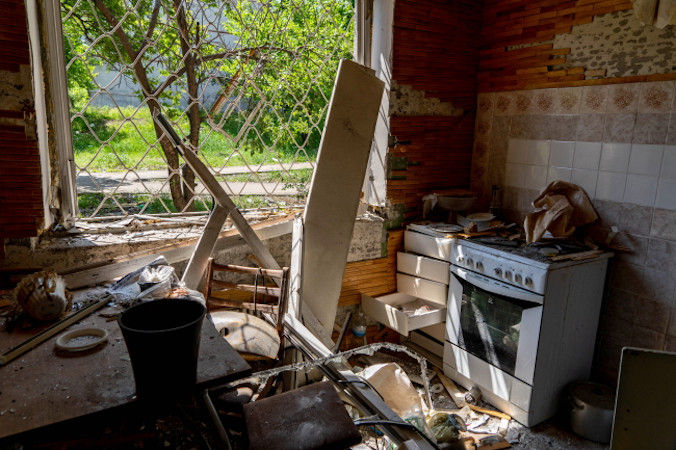 Zniszczenia w jednym z mieszkań 16-piętrowego bloku mieszkalnego w Charkowie, 31.05.2022 r. (Mykola Kalyeniak / PAP)