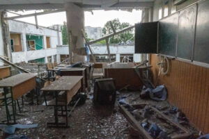 Szkoła nr 17 w Charkowie zniszczona w wyniku rosyjskiego ostrzału rakietowego w nocy z 1 na 2 czerwca, 2.06.2022 r. (Mykola Kalyeniak / PAP)