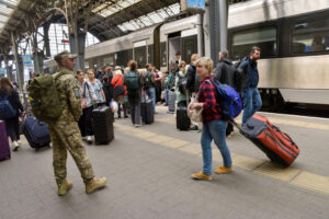 Ukraińscy uchodźcy oczekują na pociąg na peronie dworca we Lwowie po powrocie z pobytu poza granicami kraju, 31.05.2022 r. (Vitaliy Hrabar / PAP)