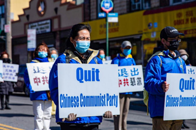 Praktykujący Falun Gong zgromadzili się na Brooklynie w Nowym Jorku 27.02.2022 r., aby okazać poparcie dla 390 mln ludzi, którzy odeszli z Komunistycznej Partii Chin i powiązanych z nią organizacji (Chung I Ho / The Epoch Times)