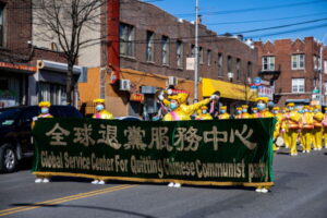 Praktykujący Falun Gong zgromadzili się, aby wyrazić poparcie dla 390 mln ludzi, którzy wycofali się z Komunistycznej Partii Chin i jej organizacji stowarzyszonych, Brooklyn, Nowy Jork, 27.02.2022 r. (Chung I Ho / The Epoch Times)