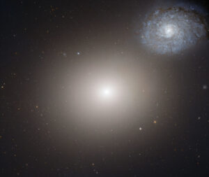 Zdjęcie z Teleskopu Kosmicznego Hubble’a NASA/ESA przedstawia osobliwą parę galaktyk zwaną Arp 116. Arp 116 składa się z olbrzymiej galaktyki eliptycznej znanej jako Messier 60 oraz znacznie mniejszej galaktyki spiralnej NGC 4647 (<a href="https://esahubble.org/images/heic1213a/">NASA, ESA</a>, <a href="https://creativecommons.org/licenses/by/3.0/">CC BY 3.0</a> / <a href="https://commons.wikimedia.org/w/index.php?curid=21302370">Wikimedia</a>)