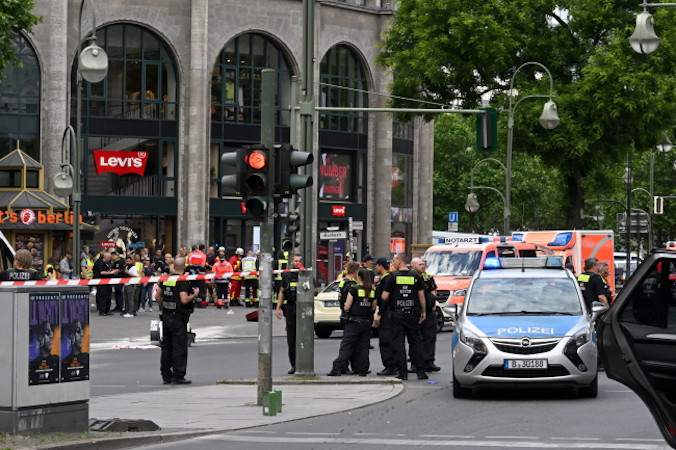 Funkcjonariusze policji pracują na miejscu zdarzenia po tym, jak samochód wjechał w tłum ludzi w centrum Berlina, Niemcy, 8.06.2022 r. (FILIP SINGER/PAP/EPA)