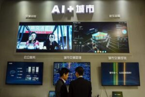 Zwiedzający oglądają system inteligentnego miasta AI firmy iFLY podczas Międzynarodowych Targów Inteligentnego Transportu 2018 w Hangzhou, wschodnia prowincja Zhejiang, Chiny, grudzień 2018 r. (STR/AFP/Getty Images)