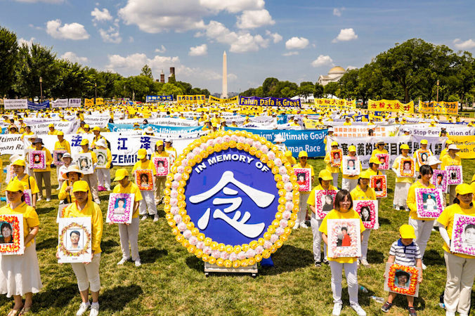 Praktykujący Falun Gong gromadzą się w Waszyngtonie, aby upamiętnić 22. rocznicę rozpoczęcia prześladowań Falun Gong przez chiński reżim. Trzymają chiński znak 念 (Nian), który oznacza „pamiętać”, 16.07.2021 r. (Samira Bouaou / The Epoch Times)