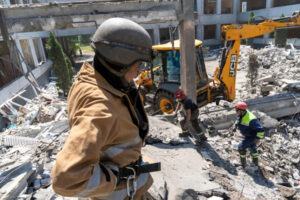 Ratownicy wraz z ochotnikami z Kanady prowadzą akcję odgruzowania jednej ze szkół w Charkowie, zniszczonej w wyniku rosyjskiego ostrzału, Charków, Ukraina, 13.06.2022 r. (Mykola Kalyeniak / PAP)