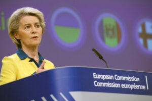 Przewodnicząca Komisji Europejskiej Ursula von der Leyen podczas konferencji prasowej poświęconej opiniom Komisji na temat wniosków o członkostwo w UE złożonych przez Ukrainę, Mołdawię i Gruzję, Bruksela, Belgia, 17.06.2022 r. (OLIVIER HOSLET/PAP/EPA) 