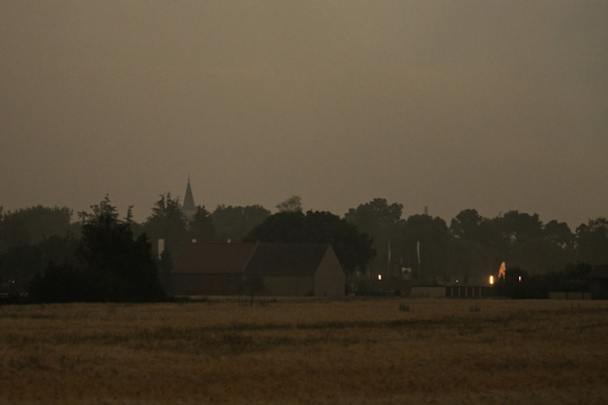 Dym z pożaru lasu w pobliżu Beelitz, na południowy zachód od Berlina, Niemcy, 19.06.2022 r. (FILIP SINGER/PAP/EPA)
