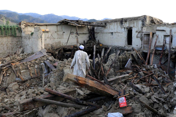Ludzie, którzy ucierpieli na skutek trzęsienia ziemi, czekają na pomoc w wiosce, prowincja Paktija, Afganistan, 23.06.2022 r. (STRINGER/PAP/EPA)