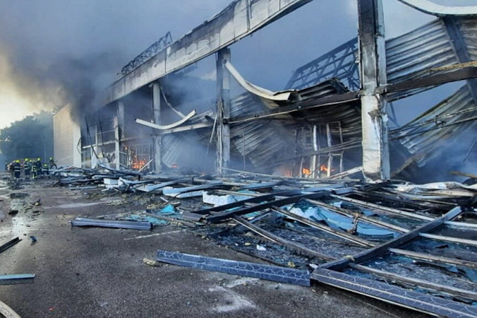 Rosyjski atak rakietowy na centrum handlowe w miejscowości Krzemieńczuk, 27.06.2022 r. (MNS.GOV.UA / PAP)