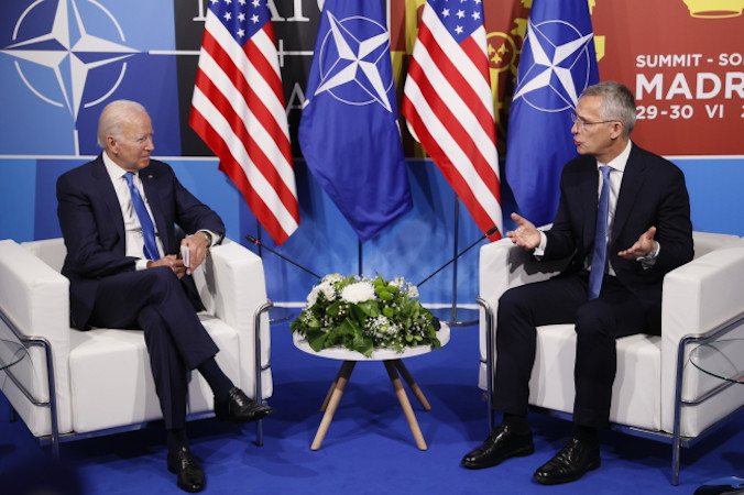 Prezydent USA Joe Biden i sekretarz generalny NATO Jens Stoltenberg podczas spotkania dwustronnego w pierwszym dniu szczytu NATO, centrum kongresowe IFEMA w Madrycie, Hiszpania, 29.06.2022 r. (LAVANDEIRA JR./PAP/EPA)
