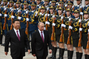 Prezydent Rosji Władimir Putin (pośrodku) dokonuje przeglądu wojskowej gwardii honorowej z przywódcą Chin <a href="https://www.theepochtimes.com/t-xi-jinping">Xi Jinpingiem</a> (po lewej) podczas ceremonii powitalnej przed Wielką Halą Ludową w Pekinie, 8.06.2018 r. (Greg Baker/POOL/AFP via Getty Images)