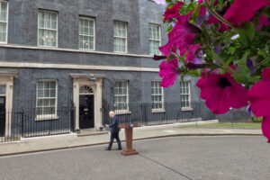 Premier Wielkiej Brytanii Boris Johnson po ogłoszeniu rezygnacji z funkcji lidera Partii Konserwatywnej, Downing Street w Londynie, Wielka Brytania, 7.07.2022 r. (TOLGA AKMEN/PAP/EPA)