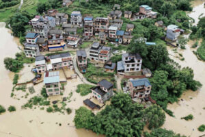 Ponad 100 rzek wylało w południowych Chinach, co wywołało powodzie na historyczną skalę i zmusiło do przesiedlenia tysiące osób