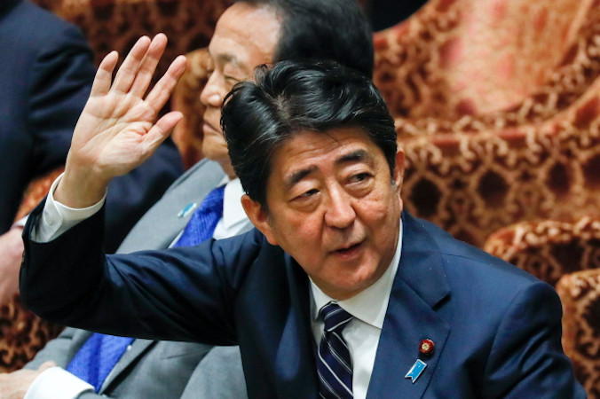 Premier Japonii Shinzō Abe podnosi rękę podczas rozmowy z ustawodawcą partii opozycyjnej podczas komisji budżetowej izby niższej parlamentu, Tokio, Japonia, 14.05.2018 r., powtórnie wydane 8.07.2022 r. (KIMIMASA MAYAMA/PAP/EPA)