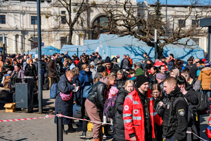 Ukraińcy uciekający z rozdartych wojną miast na wschodzie kraju czekają na lwowskim dworcu kolejowym na dalszą podróż, Lwów w Ukrainie, 24.03.2022 r. (Charlotte Cuthbertson / The Epoch Times)