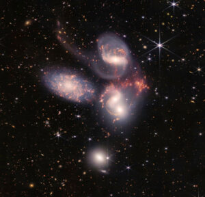 Kwintet Stephana, czyli wizualne zgrupowanie pięciu galaktyk, zdjęcie wykonane przez Kosmiczny Teleskop Jamesa Webba, udostępnione przez NASA, wydane 12.07.2022 r. (NASA, ESA, CSA, and STScI HANDOUT/PAP/EPA)