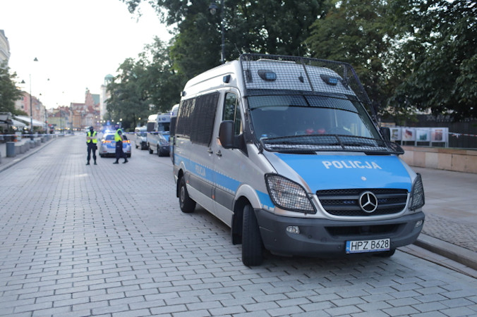 Policjanci zabezpieczają ewakuowany teren Krakowskiego Przedmieścia w Warszawie, 11.07.2022 r. (Albert Zawada / PAP)